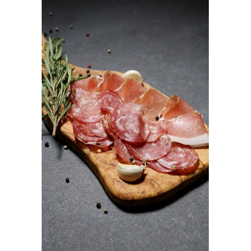 Italienische Salami aufgeschnitten auf einem Holzbrett mit Rosmarinzweig